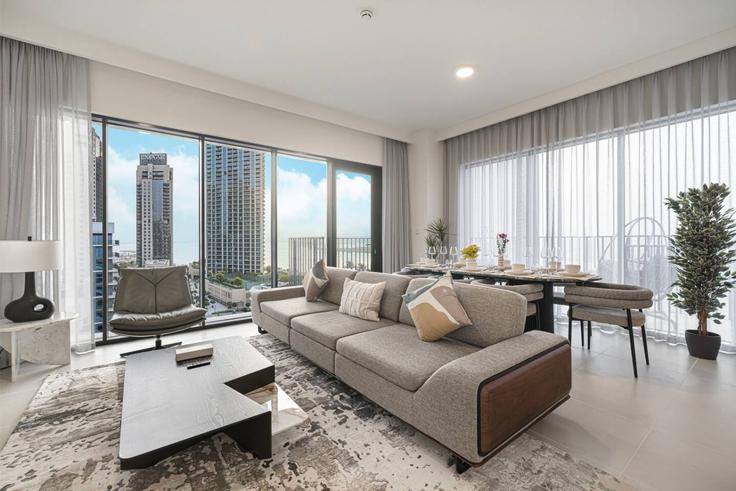 Building Tariaq Bedon Esm - farwell-gervase - 1342445 adresindeki bir dairede modern mobilyalarla zarif bir şekilde tasarlanmış oturma odası Al Kheeran First, Dubai