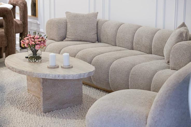 Dubai The Palm JumeirahのBuilding Tariaq Bedon Esm - farwell-gervase - 1347052のアパートメントにある、モダンな家具を備えたエレガントなデザインのリビングルーム Dubai The Palm JumeirahのBuilding Tariaq Bedon Esm - farwell-gervase - 1347052のアパートメントにある、モダンな家具を備えたエレガントなデザインのリビングルーム