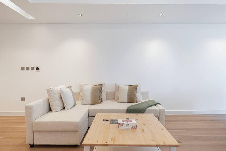 Elegant gestaltetes Wohnzimmer mit moderner Einrichtung in einer Wohnung im Building Palm Jumeirah Rd - farwell-gervase - 1347381 in Nakhlat Jumeira, Dubai