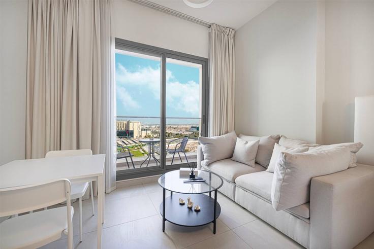 Building Tariaq Bedon Esm - farwell-gervase - 1357415 adresindeki bir dairede modern mobilyalarla zarif bir şekilde tasarlanmış oturma odası Dubai Hills Estate, Dubai