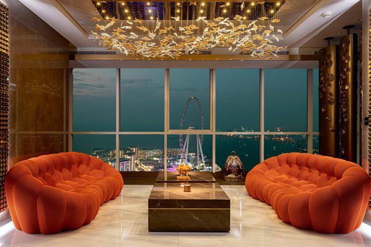 Salle de séjour élégante avec mobilier moderne dans un appartement à Building Al Mamsha Street - farwell-gervase - 1366360 à Dubai Marina, Dubai Salle de séjour élégante avec mobilier moderne dans un appartement à Building Al Mamsha Street - farwell-gervase - 1366360 à Dubai Marina, Dubai