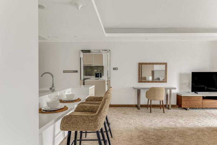 Salle de séjour élégante avec mobilier moderne dans un appartement à Building Sheikh Mohammed bin Rashid Boulevard - farwell-gervase - 1511289 à Downtown Dubai, Dubai Salle de séjour élégante avec mobilier moderne dans un appartement à Building Sheikh Mohammed bin Rashid Boulevard - farwell-gervase - 1511289 à Downtown Dubai, Dubai