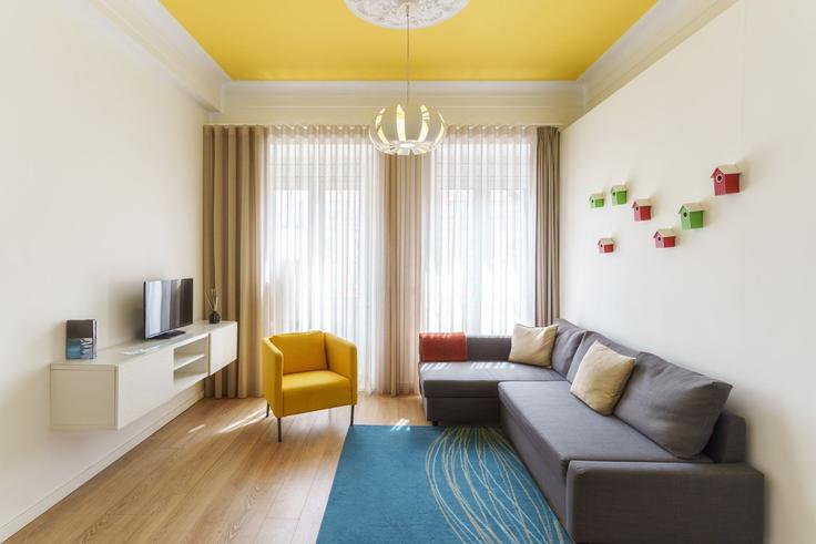Sala de estar elegantemente projetada com móveis modernos em um apartamento no Building Rua de Saraiva de Carvalho - feelporto - 1256114 - LIS em União das freguesias de Cedofeita, Santo Ildefonso, Sé, Miragaia, São Nicolau e Vitória, Porto