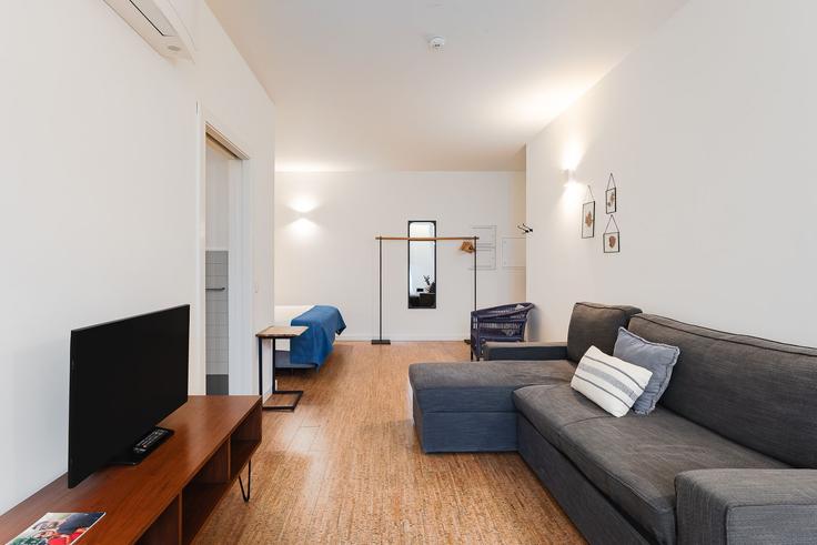 Sala de estar elegantemente projetada com móveis modernos em um apartamento no Building Rua da Galeria de Paris - feelporto - 1256319 - LIS em União das freguesias de Cedofeita, Santo Ildefonso, Sé, Miragaia, São Nicolau e Vitória, Porto