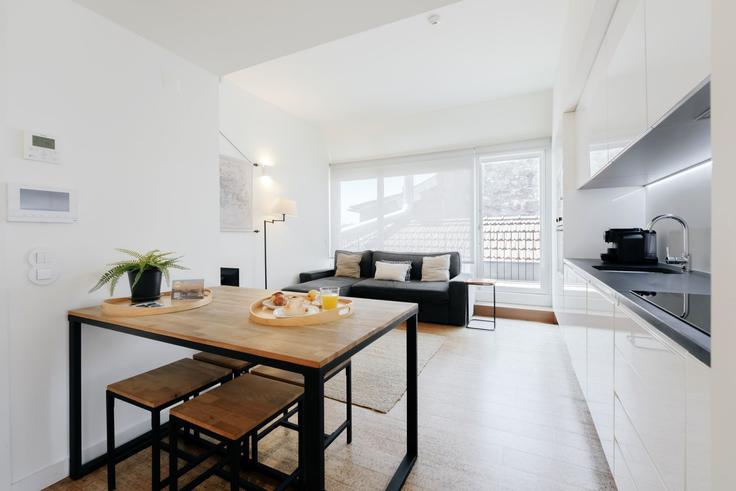 Sala de estar elegantemente projetada com móveis modernos em um apartamento no Building Rua da Galeria de Paris - feelporto - 1256326 - LIS em União das freguesias de Cedofeita, Santo Ildefonso, Sé, Miragaia, São Nicolau e Vitória, Porto