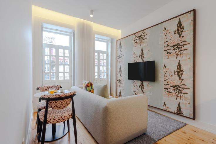 Sala de estar elegantemente projetada com móveis modernos em um apartamento no Building Rua da Assunção - feelporto - 1256176 - LIS em União das freguesias de Cedofeita, Santo Ildefonso, Sé, Miragaia, São Nicolau e Vitória, Porto