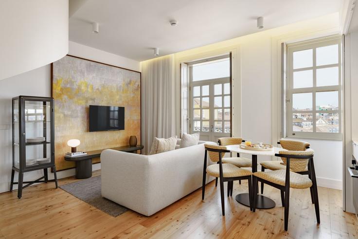 Sala de estar elegantemente projetada com móveis modernos em um apartamento no Building Rua da Assunção - feelporto - 1256186 - LIS em União das freguesias de Cedofeita, Santo Ildefonso, Sé, Miragaia, São Nicolau e Vitória, Porto Sala de estar elegantemente projetada com móveis modernos em um apartamento no Building Rua da Assunção - feelporto - 1256186 - LIS em União das freguesias de Cedofeita, Santo Ildefonso, Sé, Miragaia, São Nicolau e Vitória, Porto