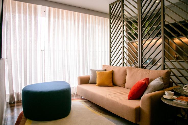 Elegant gestaltetes Wohnzimmer mit moderner Einrichtung in einer Wohnung im Building Rua Pequetita - feelsampa - 1606557 in Vila Olímpia, São Paulo Elegant gestaltetes Wohnzimmer mit moderner Einrichtung in einer Wohnung im Building Rua Pequetita - feelsampa - 1606557 in Vila Olímpia, São Paulo