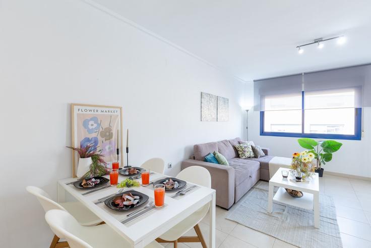 Salle de séjour élégante avec mobilier moderne dans un appartement à Building Avinguda de Jean Claude Combaldieu - fidalsaholidays - 1328357 à Alacant, Alacant Salle de séjour élégante avec mobilier moderne dans un appartement à Building Avinguda de Jean Claude Combaldieu - fidalsaholidays - 1328357 à Alacant, Alacant