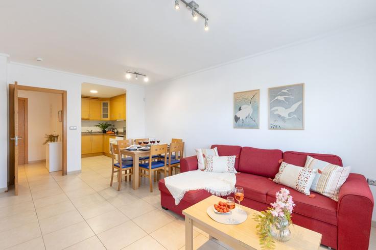 Salle de séjour élégante avec mobilier moderne dans un appartement à Building Avinguda de Jean Claude Combaldieu - fidalsaholidays - 1328371 à Alacant, Alacant Salle de séjour élégante avec mobilier moderne dans un appartement à Building Avinguda de Jean Claude Combaldieu - fidalsaholidays - 1328371 à Alacant, Alacant