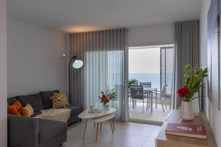 Elegante sala de estar con mobiliario moderno en un apartamento en Building Calle Ciclón - fidalsaholidays - 1328414 en Torrevieja, Torrevieja