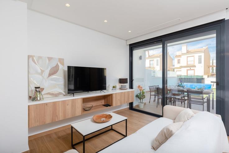 Sala de estar elegantemente projetada com móveis modernos em um apartamento no Building Carrer d'Ibi - fidalsaholidays - 1328366 em El Campello, El Campello