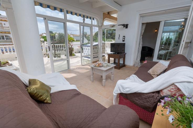 Orihuela OrihuelaのBuilding Calle los Claveles - fidalsaholidays - 1328393のアパートメントにある、モダンな家具を備えたエレガントなデザインのリビングルーム