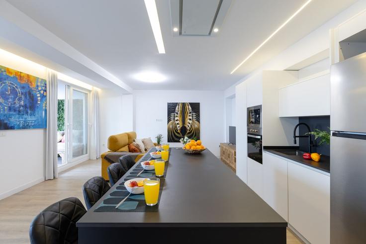 Salle de séjour élégante avec mobilier moderne dans un appartement à Building Avenida de Aguilera - fidalsaholidays - 1328419 à Alicante, Alicante Salle de séjour élégante avec mobilier moderne dans un appartement à Building Avenida de Aguilera - fidalsaholidays - 1328419 à Alicante, Alicante