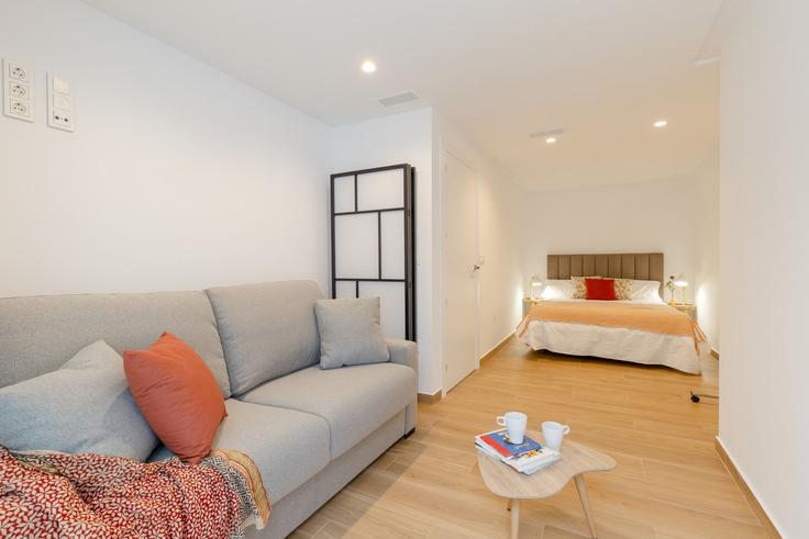 Sala de estar elegantemente projetada com móveis modernos em um apartamento no Building Carrer de l'Orxa - fidalsaholidays - 1328408 em El Campello, El Campello