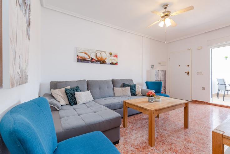 Orihuela OrihuelaのBuilding Calle Lagunas de Ruidera - fidalsaholidays - 1328426のアパートメントにある、モダンな家具を備えたエレガントなデザインのリビングルーム