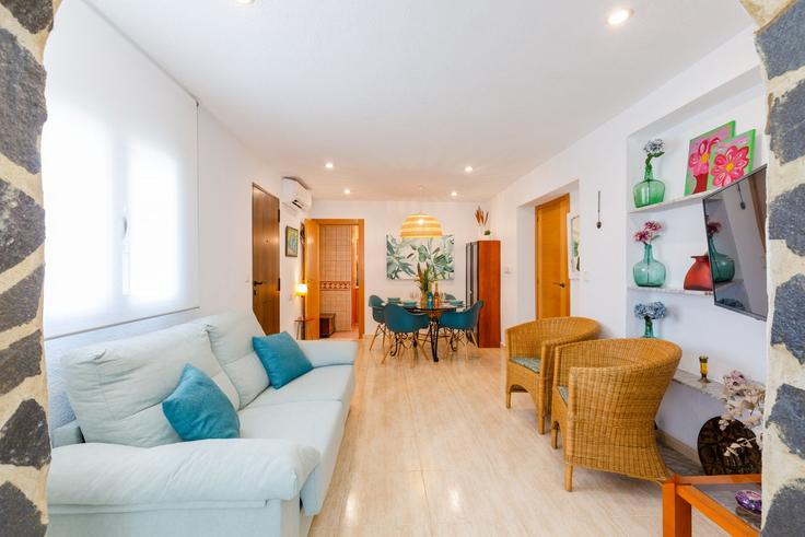 Salle de séjour élégante avec mobilier moderne dans un appartement à Building Calle Sol Poniente - fidalsaholidays - 1328367 à Torrevieja, Torrevieja
