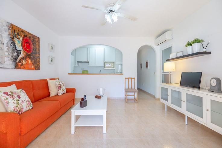 Orihuela OrihuelaのBuilding Plaza Antonio Vicea - fidalsaholidays - 1328364のアパートメントにある、モダンな家具を備えたエレガントなデザインのリビングルーム