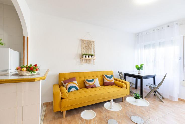 Elegante sala de estar con mobiliario moderno en un apartamento en Building Avenida Laguna Azul - fidalsaholidays - 1328375 en Torrevieja, Torrevieja