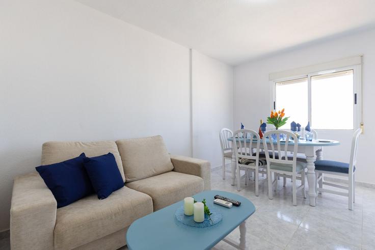 Salle de séjour élégante avec mobilier moderne dans un appartement à Building Calle Radio Murcia - fidalsaholidays - 1328420 à Torrevieja, Torrevieja