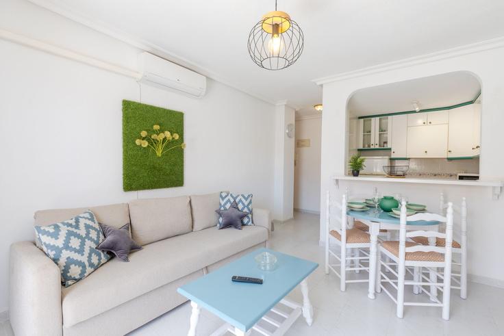 Elegante sala de estar con mobiliario moderno en un apartamento en Building Calle Abedul - fidalsaholidays - 1328401 en Torrevieja, Torrevieja