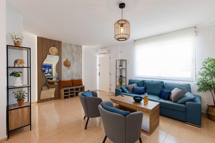 Salle de séjour élégante avec mobilier moderne dans un appartement à Building Calle Nervión - fidalsaholidays - 1328405 à Torrevieja, Torrevieja