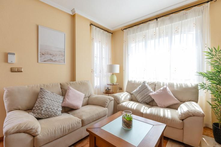 Orihuela OrihuelaのBuilding Calle Cabo de Gata 18 - fidalsaholidays - 1328434のアパートメントにある、モダンな家具を備えたエレガントなデザインのリビングルーム