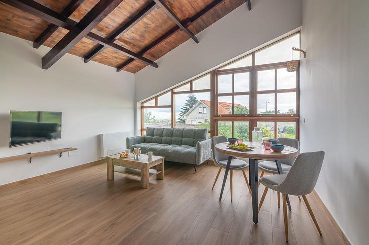 Miengo MiengoのBuilding Calle Fuente Vieda - fidalsaholidays - 1328483のアパートメントにある、モダンな家具を備えたエレガントなデザインのリビングルーム