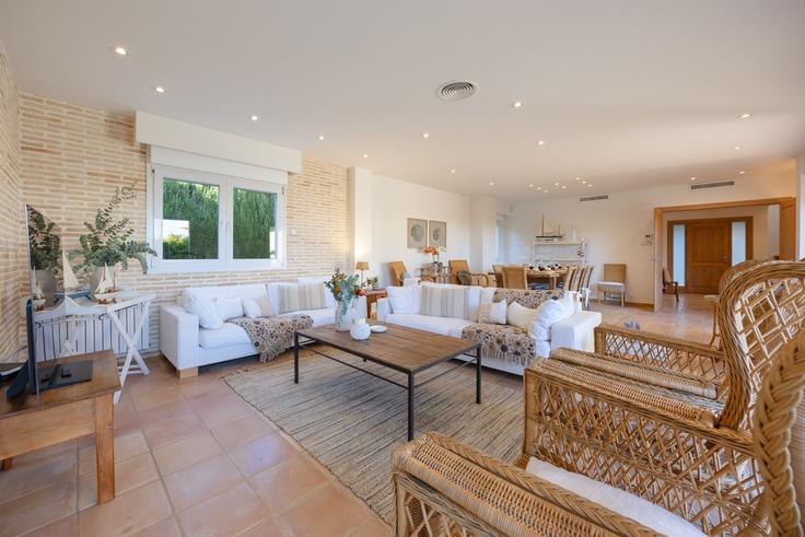 Building Calle Atún - fidalsaholidays - 1359543 adresindeki bir dairede modern mobilyalarla zarif bir şekilde tasarlanmış oturma odası Alicante, Alicante