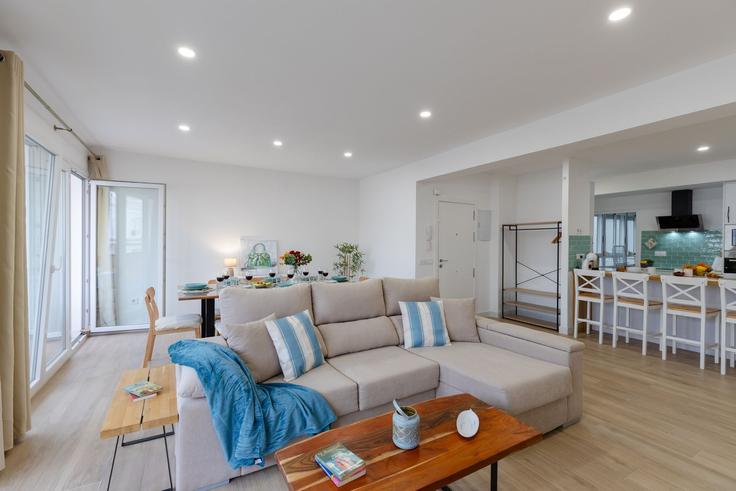 Salle de séjour élégante avec mobilier moderne dans un appartement à Building Carrer Alemania - fidalsaholidays - 1351682 à Alicante, Alicante Salle de séjour élégante avec mobilier moderne dans un appartement à Building Carrer Alemania - fidalsaholidays - 1351682 à Alicante, Alicante