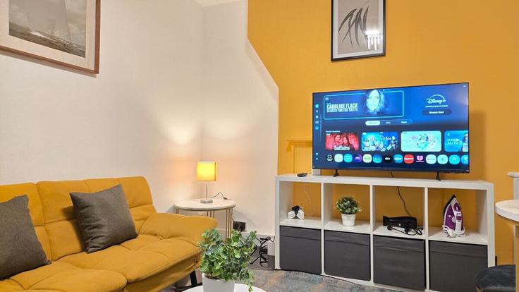 Salle de séjour élégante avec mobilier moderne dans un appartement à Building Apple Blossom Court - find-your-dwelling - 1368801 à London Borough of Wandsworth, London