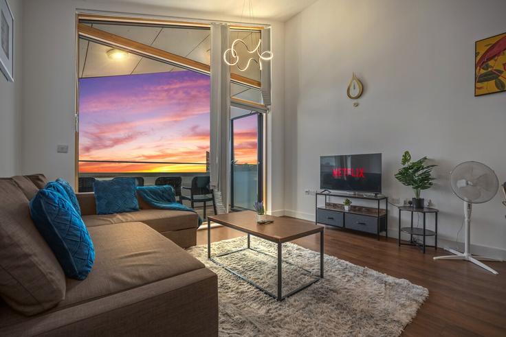 London Borough of Newham, London 소재 Building Church Street - find-your-dwelling - 1365039 유닛에 마련된, 현대적인 가구로 꾸며진 우아한 디자인의 거실