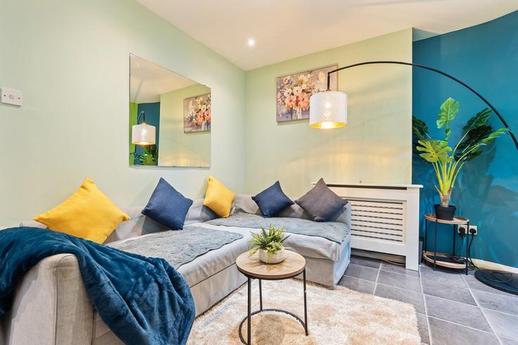 Elegante sala de estar con mobiliario moderno en un apartamento en Building Brighton Terrace - find-your-dwelling - 1365050 en London Borough of Lambeth, London