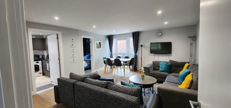 Elegant gestaltetes Wohnzimmer mit moderner Einrichtung in einer Wohnung im Building Westferry Road - find-your-dwelling - 1365056 in London Borough of Tower Hamlets, London