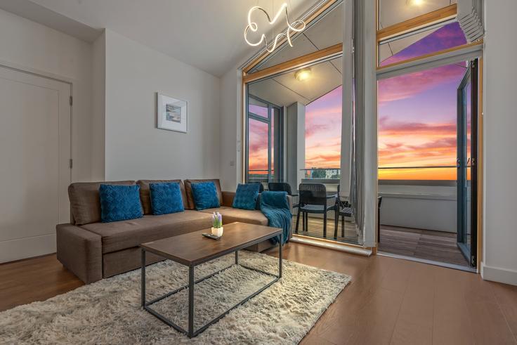 Elegante sala de estar con mobiliario moderno en un apartamento en Building Church Street - find-your-dwelling - 1365039 en London Borough of Newham, London