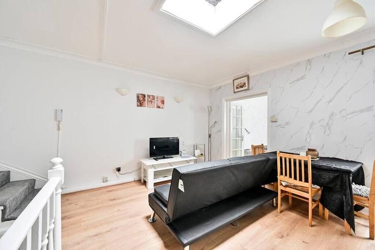 Elegante sala de estar con mobiliario moderno en un apartamento en Building Hatton Street - find-your-dwelling - 1365033 en City of Westminster, London Elegante sala de estar con mobiliario moderno en un apartamento en Building Hatton Street - find-your-dwelling - 1365033 en City of Westminster, London