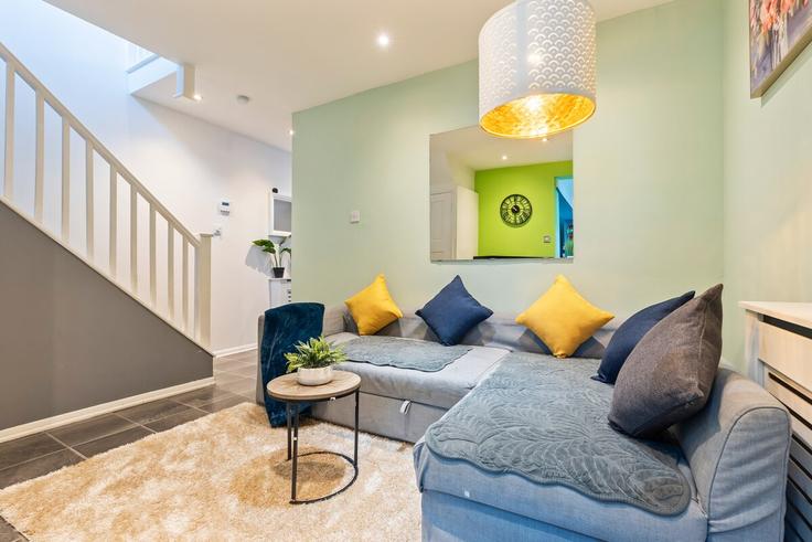 London London Borough of LambethのBuilding Ferndale Road - find-your-dwelling - 1473266のアパートメントにある、モダンな家具を備えたエレガントなデザインのリビングルーム