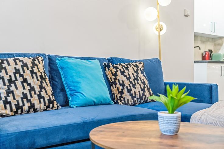 Elegant gestaltetes Wohnzimmer mit moderner Einrichtung in einer Wohnung im Building Wincott Street - find-your-dwelling - 1365028 in London Borough of Lambeth, London