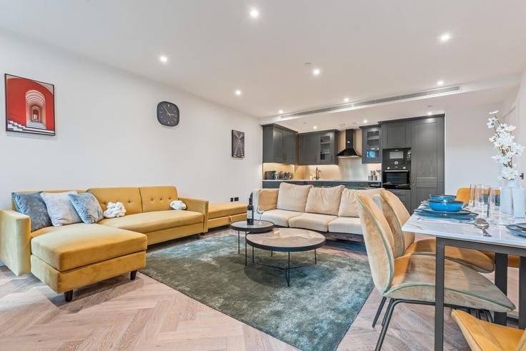 Elegant gestaltetes Wohnzimmer mit moderner Einrichtung in einer Wohnung im Building Gauging Square - find-your-dwelling - 1473271 in London Borough of Tower Hamlets, London