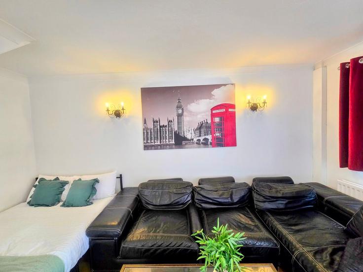 Sala de estar elegantemente projetada com móveis modernos em um apartamento no Building Lynton Road - find-your-dwelling - 1510470 em London Borough of Southwark, London