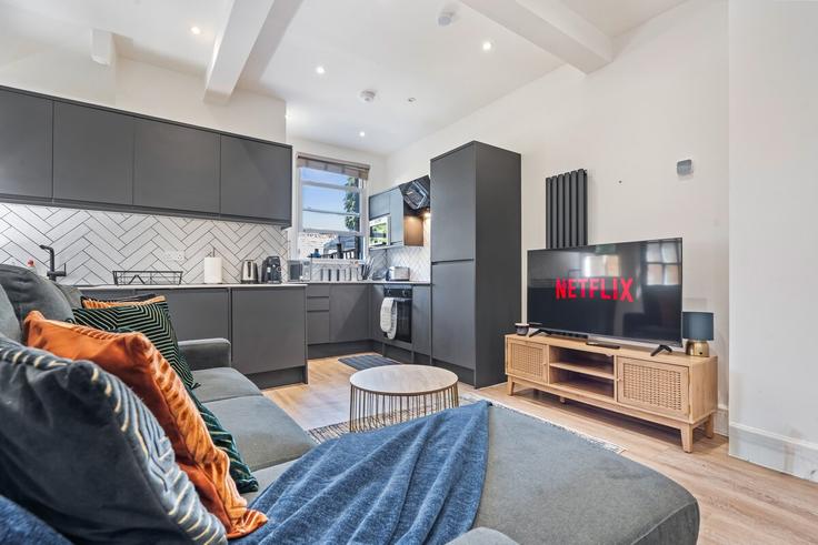 Elegante sala de estar con mobiliario moderno en un apartamento en Building Forest Lane - find-your-dwelling - 1521794 en London Borough of Newham, London