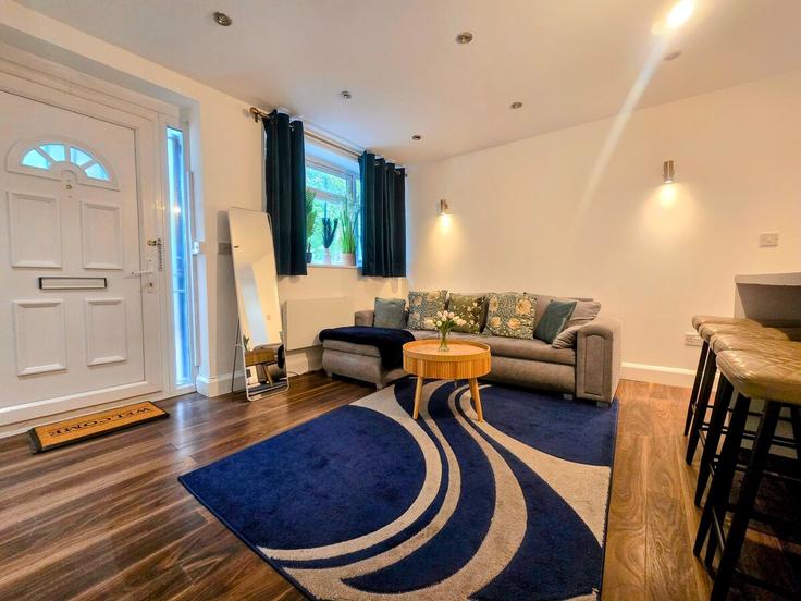 Elegant gestaltetes Wohnzimmer mit moderner Einrichtung in einer Wohnung im Building Priory Green - find-your-dwelling - 1548671 in London Borough of Islington, London Elegant gestaltetes Wohnzimmer mit moderner Einrichtung in einer Wohnung im Building Priory Green - find-your-dwelling - 1548671 in London Borough of Islington, London