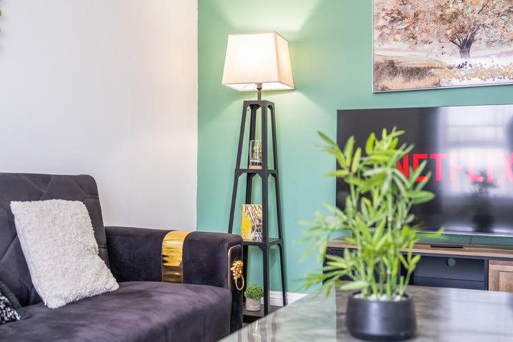 Sala de estar elegantemente projetada com móveis modernos em um apartamento no Building Caledonian Road - find-your-dwelling - 1564192 em London Borough of Islington, London Sala de estar elegantemente projetada com móveis modernos em um apartamento no Building Caledonian Road - find-your-dwelling - 1564192 em London Borough of Islington, London