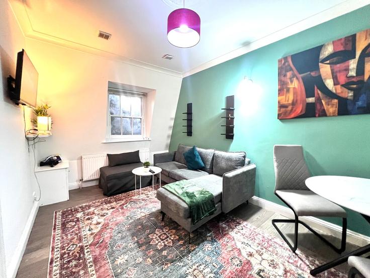 Sala de estar elegantemente projetada com móveis modernos em um apartamento no Building Killick Street - find-your-dwelling - 1571004 em London Borough of Islington, London Sala de estar elegantemente projetada com móveis modernos em um apartamento no Building Killick Street - find-your-dwelling - 1571004 em London Borough of Islington, London