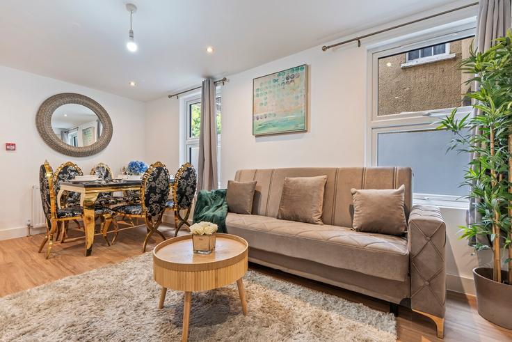 Sala de estar elegantemente projetada com móveis modernos em um apartamento no Building Lavender Street - find-your-dwelling - 1573484 em London Borough of Newham, London Sala de estar elegantemente projetada com móveis modernos em um apartamento no Building Lavender Street - find-your-dwelling - 1573484 em London Borough of Newham, London