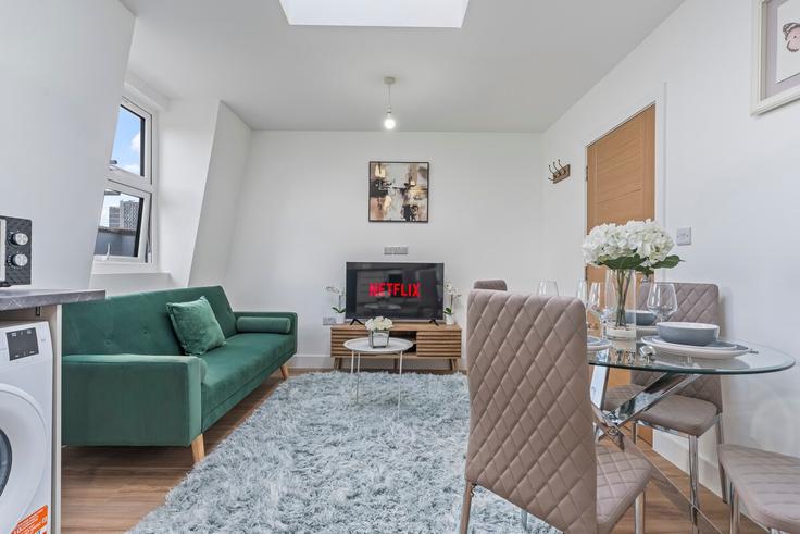 London London Borough of NewhamのBuilding Manbey Grove - find-your-dwelling - 1579707のアパートメントにある、モダンな家具を備えたエレガントなデザインのリビングルーム London London Borough of NewhamのBuilding Manbey Grove - find-your-dwelling - 1579707のアパートメントにある、モダンな家具を備えたエレガントなデザインのリビングルーム