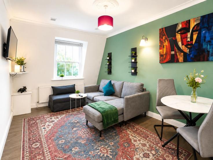 Sala de estar elegantemente projetada com móveis modernos em um apartamento no Building Caledonian Road - find-your-dwelling - 1588467 em London Borough of Islington, London Sala de estar elegantemente projetada com móveis modernos em um apartamento no Building Caledonian Road - find-your-dwelling - 1588467 em London Borough of Islington, London