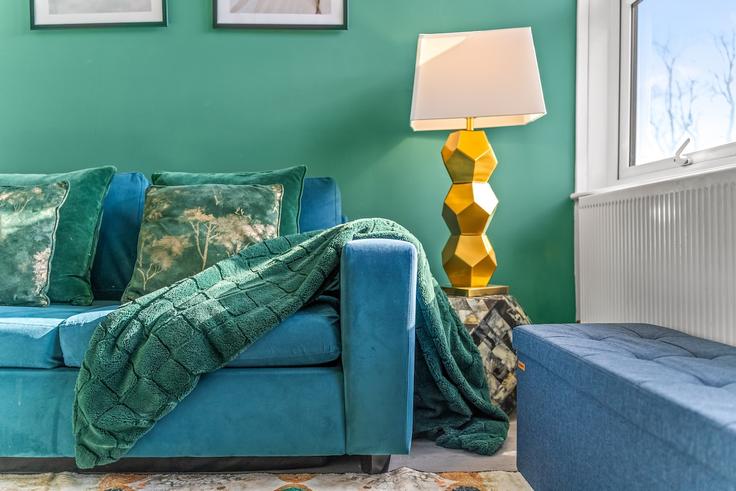 Elegant gestaltetes Wohnzimmer mit moderner Einrichtung in einer Wohnung im Building Cloncurry Street - find-your-dwelling - 1365048 in London Borough of Hammersmith and Fulham, London