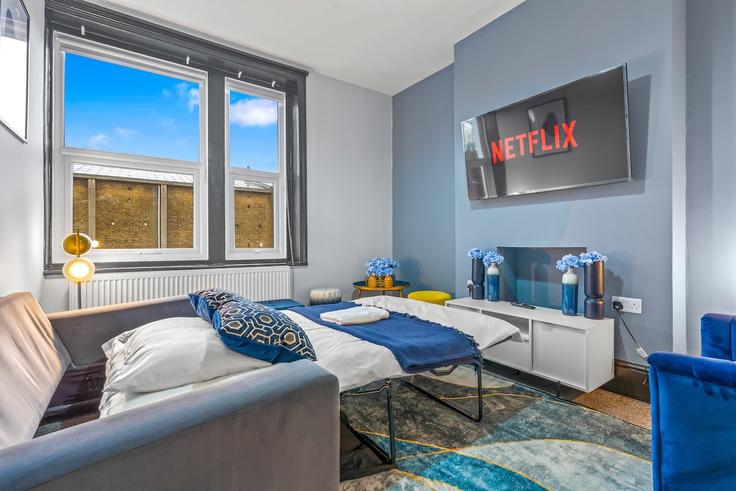 Elegant gestaltetes Wohnzimmer mit moderner Einrichtung in einer Wohnung im Building Bishop's Avenue - find-your-dwelling - 1365047 in London Borough of Hammersmith and Fulham, London