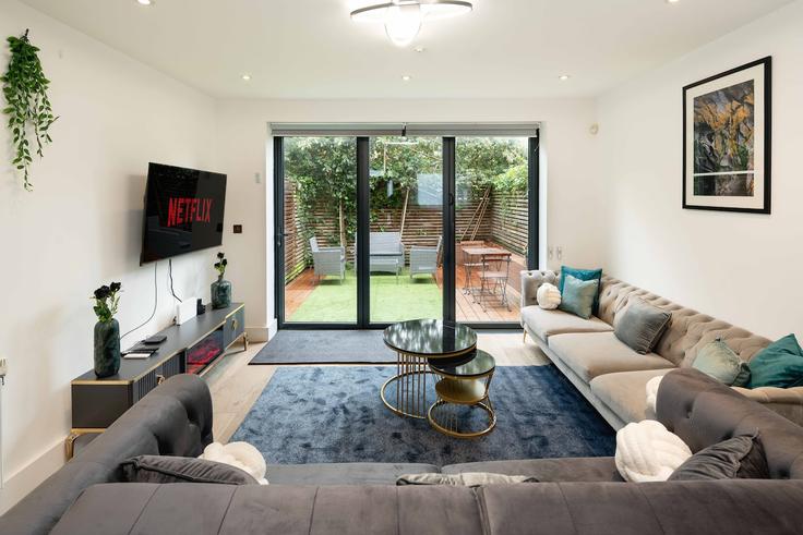 Salle de séjour élégante avec mobilier moderne dans un appartement à Building Commerell Street - find-your-dwelling - 1365035 à Royal Borough of Greenwich, London
